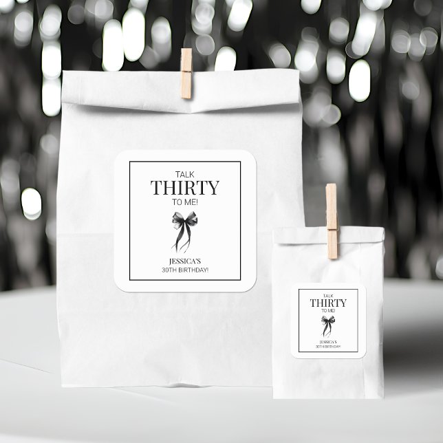 Pegatina Cuadrada Hablar de 30 años para mí en blanco y negro (Talk Thirty to Me Black and White 30th Birthday Square Sticker)