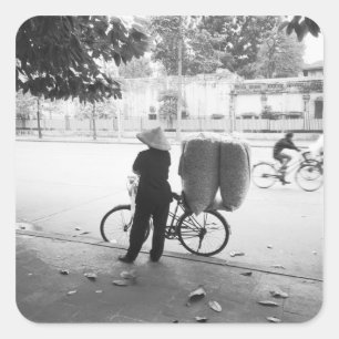 Pegatina Cuadrada Hanoi Vietnam, mujer de reparto en bicicleta (NR)