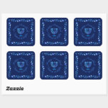 Pegatina Cuadrada Hanukkah Festividad Judía Menorah Ornate Mandala<br><div class="desc">Feliz Fiesta de Hanukkah, Día de fiesta judía, patrón de Menorah azul. Decoración de Chanukkah de vacaciones judías con símbolos decorativos tradicionales de Chanuka - color azul marino hanukkiah menorah, candelabro con velas, dreidel, donuts, estrella de David y ilustracion de luces brillantes de neón azul. Decoración del evento del Festival...</div>