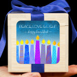 Pegatina Cuadrada Hanukkah Peace Love Blue Boho Candles Turquoise<br><div class="desc">"Paz, amor y luz". Un ilustracion juguetón, moderno y artístico de velas de patrón boho te ayuda a iniciar las vacaciones de Hanukkah. Las velas azules variadas con motivos de Relieve metalizado falsos coloridos superponen un gradiente turquesa al fondo texturado blanco. Sienta el calor y la alegría de la temporada...</div>
