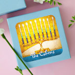 Pegatina Cuadrada Hanukkah Yellow Gold Menorah Nombre personalizado<br><div class="desc">Una foto de primer plano de una brillante, colorida y amarilla foto de una estrella del arte dorado menorah te ayuda a inaugurar las vacaciones de Hanukkah. Sienta el calor y la alegría de la temporada de vacaciones cada vez que usas este impresionante y colorido pegatina Hanukkah. En mi colección...</div>