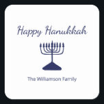 Pegatina Cuadrada Happy Hanukkah Menorah Simple<br><div class="desc">Feliz pegatina del Día Azul de Hanukkah,  con un sencillo diseño de menorah azul y tipografía de escritura. Con letras en personalizable azul,  puede añadir su propia información. Una manera festiva de celebrar con amigos y seres queridos.</div>