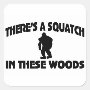 Pegatina Cuadrada Hay un Squatch en estas maderas