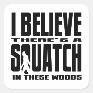 Pegatina Cuadrada ¡Hay un SQUATCH en estos bosques!