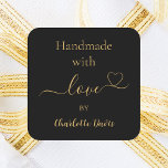 Pegatina Cuadrada Hecho a mano con el nombre de oro negro del amor<br><div class="desc">Un fondo negro clásico,  texto dorado. Personaliza y agrega tu nombre. Con el texto: hecho a mano con amor,  por   un corazón pequeño.</div>