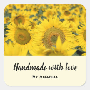 Pegatina Cuadrada Hecho con amor Campo amarillo de girasoles