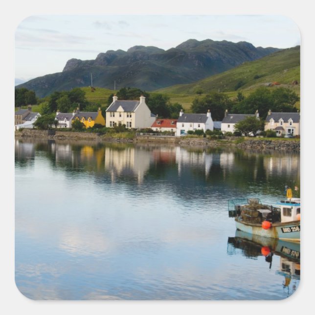 Pegatina Cuadrada Hermosa foto de la pequeña aldea de Dornie con (Anverso)