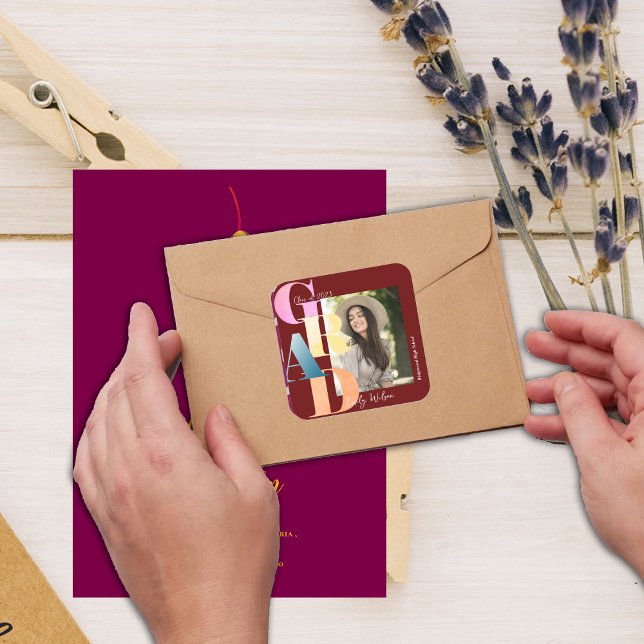 Pegatina Cuadrada Hermosa foto de letra rojo negrita 2024 Graduación (Beautiful Red Bold Font Photo 2024 Graduation Square Sticker)