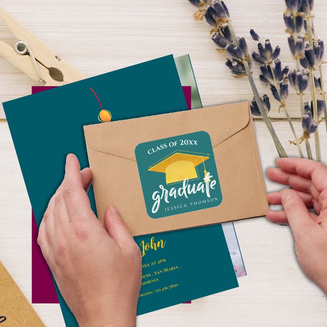 Pegatina Cuadrada Hermosa graduación de Gorra de grado Green Gold 20 (Beautiful Green Gold Grad Hat 2024 Graduation Square Sticker)