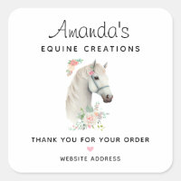 Hermoso negocio floral de caballos blancos Boho