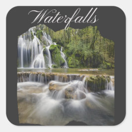 Pegatina Cuadrada Hermoso sendero de cascadas de montaña