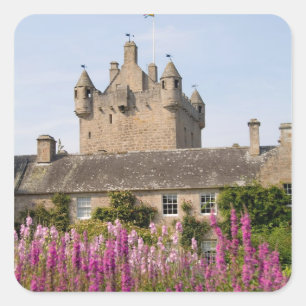 Pegatina Cuadrada Hermosos jardines y famoso castillo en Escocia 2
