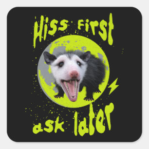 Pegatina Cuadrada Hiss First Ask Later Divertido Humor Zarigüeya