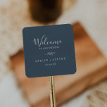 Pegatina Cuadrada Hoja mínima | Bienvenida a Boda Azul pizarra<br><div class="desc">Estos pegatinas de bienvenida mínimos de pizarra azul boda son perfectos para una boda elegante. El diseño presenta una sencilla silueta de vegetación, de un azul oscuro y un estilo minimalista clásico. Personalice estos pegatinas con la ubicación de su boda, nombres y fecha de boda. Estas etiquetas son perfectas para...</div>
