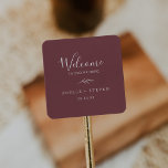 Pegatina Cuadrada Hoja mínima | Bienvenida Boda de Borgoña<br><div class="desc">Estos pegatinas de bienvenida mínimos de boda burdeos son perfectos para un boda boho. El diseño bohemio presenta una sencilla silueta verde de color rojo oscuro con un estilo boho minimalista clásico. Personalice estos pegatinas con la ubicación de su boda, nombres y fecha de boda. Estas etiquetas son perfectas para...</div>