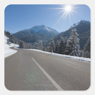 Pegatina Cuadrada Idílico camino vacío a través de un paisaje invern