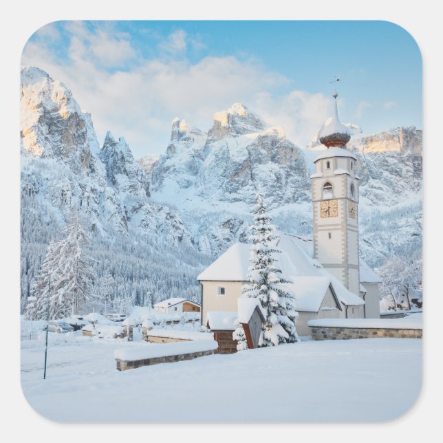 Pegatina Cuadrada Iglesia cubierta de nieve con fondo de montaña (Anverso)