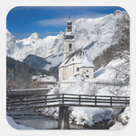 Pegatina Cuadrada Iglesia en la nieve con los Alpes