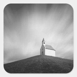 Pegatina Cuadrada Iglesia en una colina en blanco y negro