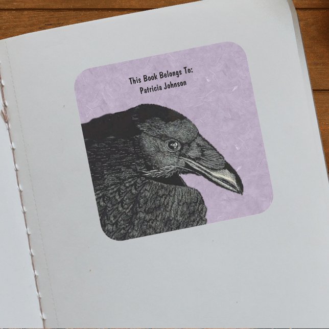 Pegatina Cuadrada Ilustracion de la cara del cuervo negro marmol mor (Head wing of black crow on marbled purple on bookplate ownership label sticker.)