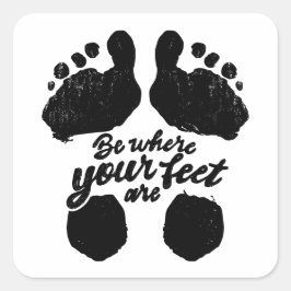 Pegatina Cuadrada Impresión en blanco y negro "Be Where Your Feed"