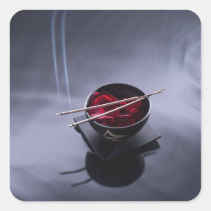 Pegatina Cuadrada Incienso en llamas sobre el tazón de pétalos