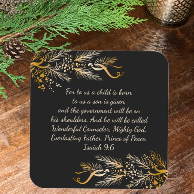 Pegatina Cuadrada Isaías 9:6 Para Nosotros Un Niño Nace Navidades De (Isaiah 9:6 To us a child is born Bible Scripture Sticker. Unique golden pine and berry Christmas.)