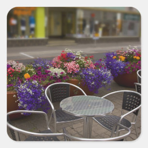 Pegatina Cuadrada Islandia, Akureyri. Vista del negocio principal