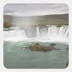 Pegatina Cuadrada Islandia. Vista de las cataratas de Godafoss en el