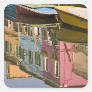Pegatina Cuadrada Italia, Burano. Barcas en un canal con