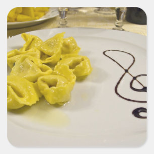 Pegatina Cuadrada Italia, Cento. Un plato de tortellini de queso