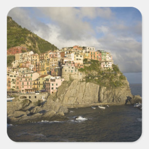 Pegatina Cuadrada Italia, Cinque Terre, Manarola. Pueblo en el acant