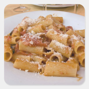 Pegatina Cuadrada Italia, Positano. Plato de exhibición de rigatoni.