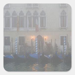 Pegatina Cuadrada Italia, Venecia. Una fila de góndolas vistas a tra