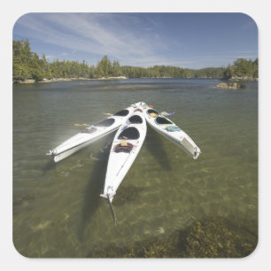 Pegatina Cuadrada Kayak Flota en reposo durante la tarde a las 12:00