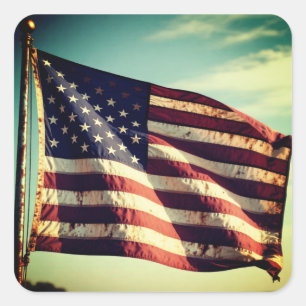 Pegatina Cuadrada La Bandera Americana – Emblema de Libertad y Deter