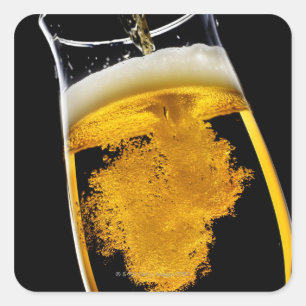 Pegatina Cuadrada La cerveza ha sido vertida en vidrio, en estudio