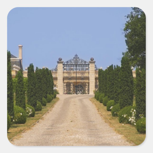 Pegatina Cuadrada La imponente entrada a Chateau Haut Sarpe, la (Anverso)