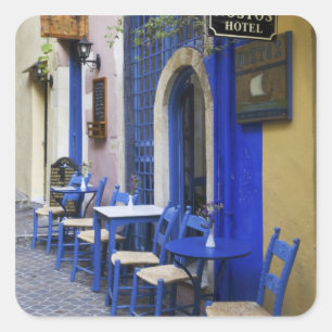 Pegatina Cuadrada La puerta azul colorida y el lado del hotel antigu