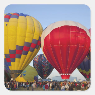 Pegatina Cuadrada Lanzando globos de aire caliente