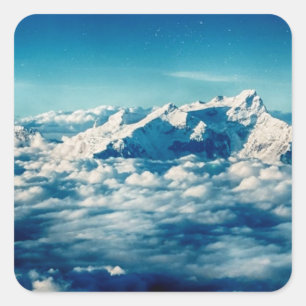 Pegatina Cuadrada Las montañas Himalayas en las nubes cielo azul