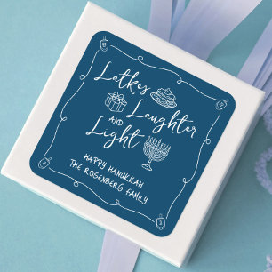 Pegatina Cuadrada Latkes de Hanukkah Risa Luz Azul Marino Dibujado a