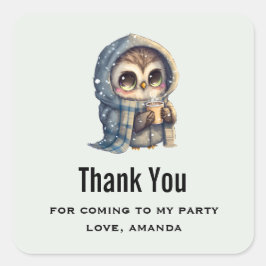 Pegatina Cuadrada Lechuza con ojos muy grandes que sostiene un Fiest