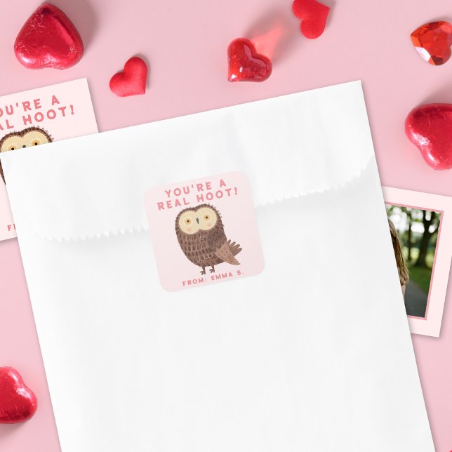 Pegatina Cuadrada Lechuza dulce rosa de San Valentín (sticker shown with coordinating  classroom photo cards)