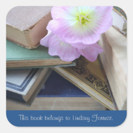 Pegatina Cuadrada Libros antiguos con un libro de primroses