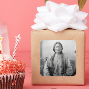 Pegatina Cuadrada Líder lakota sacudiendo a indígenas norteamericano