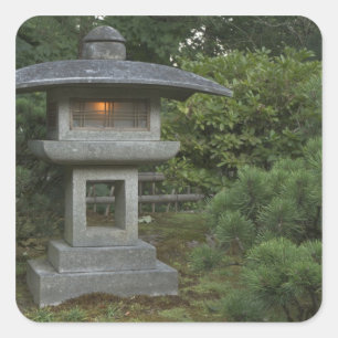 Pegatina Cuadrada Linterna de piedra iluminada en el jardín japonés