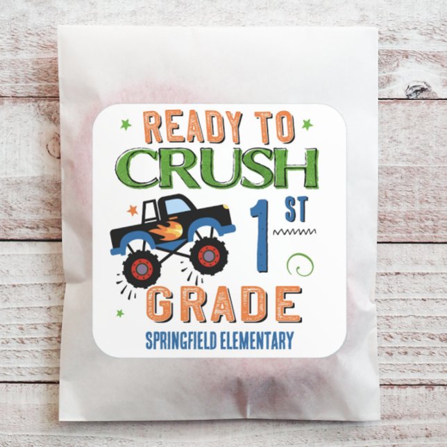 Pegatina Cuadrada Listo para aplastar la escuela de primer grado (Customize this back to school sticker with your grade level and school or teacher name.)