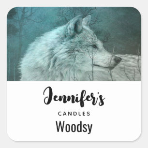 Pegatina Cuadrada Lobo gris en un oscuro negocio de velas forestales