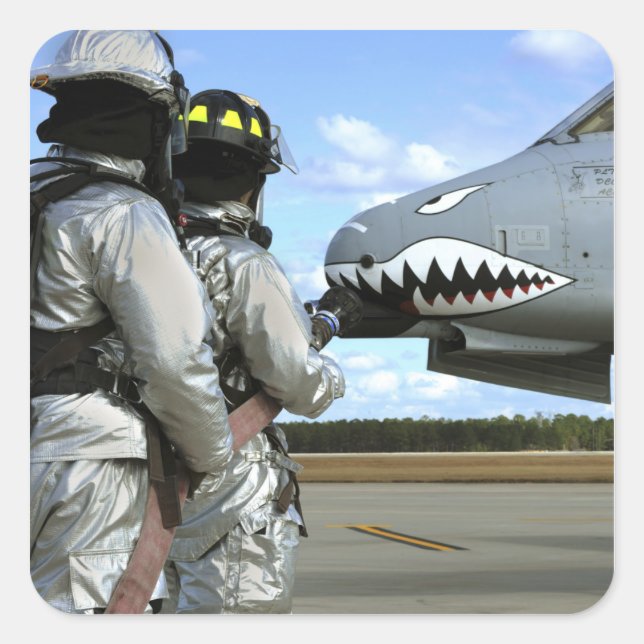 Pegatina Cuadrada Los bomberos despliegan una manguera de incendios  (Anverso)